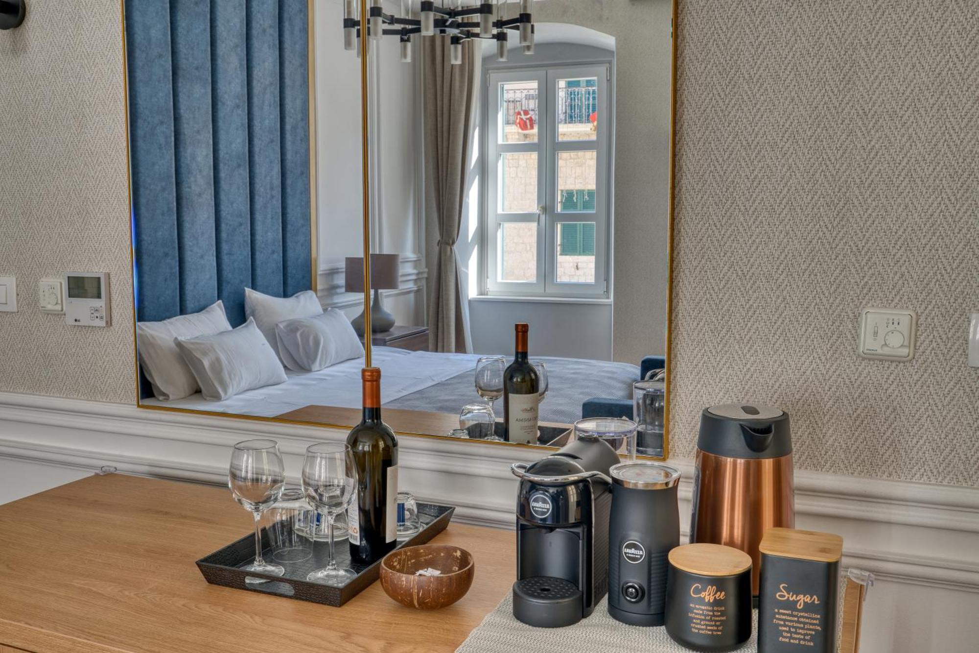 Hive Luxury Suites By Mn Property Котор Экстерьер фото